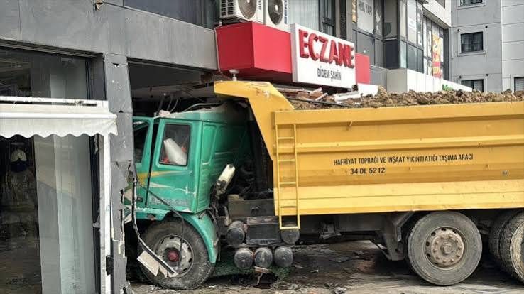 Pendik'te Hafriyat Kamyonu Eczaneye Girdi: 7 Yaralı