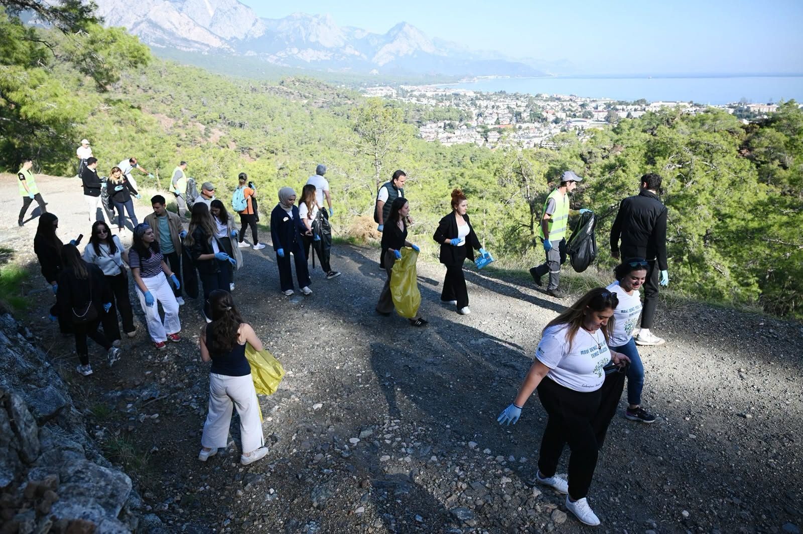 Kemer'de Çalış Tepesi'nde çevre temizliği ve farkındalık etkinliği
