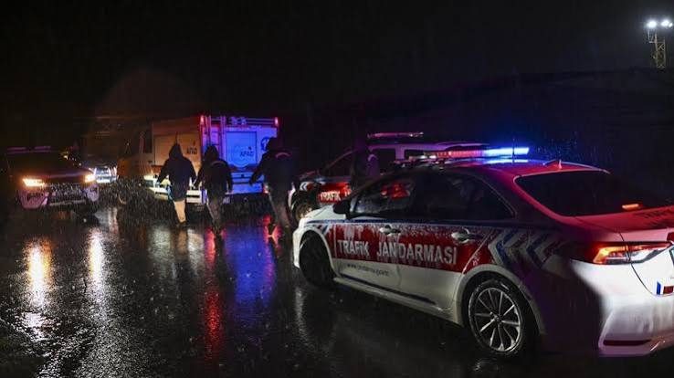 İstanbul'da sağanak: Suya kapılan araçtaki 2 kişi kayıp