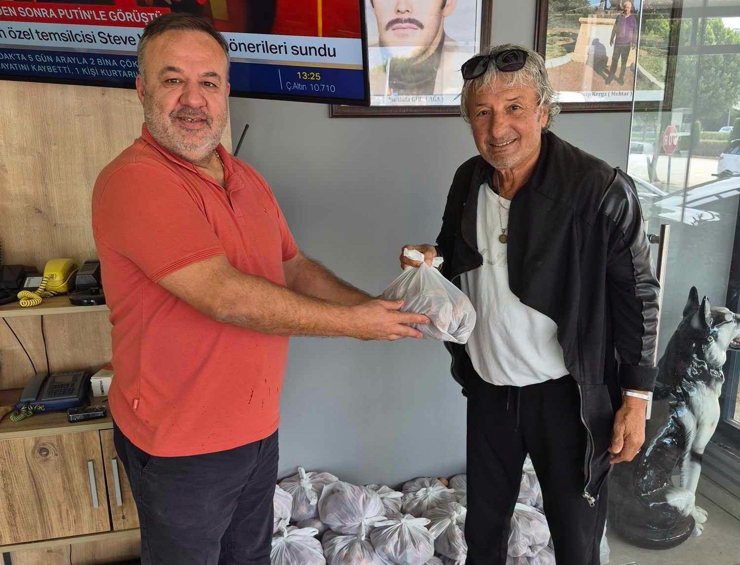 Kemerli İş İnsanından Anlamlı Hediye: Yayla Cevizlerini Ücretsiz Dağıtıyor