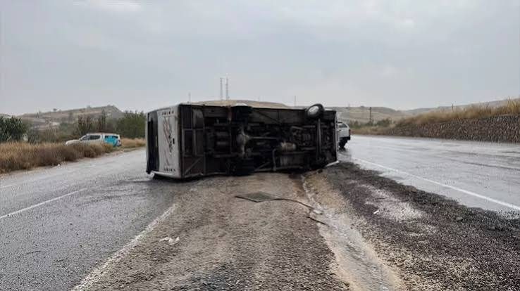 Kırıkkale'de işçi midibüsü devrildi: 14 yaralı