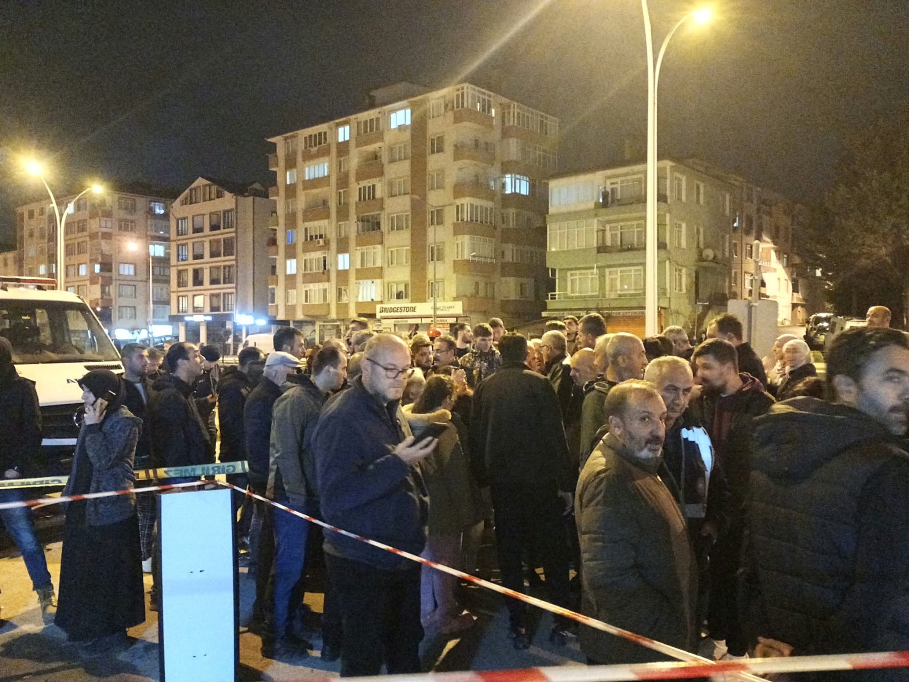 Kocaeli'de Korkutan Gece: Kolonlarından Ses Gelen 7 Katlı Bina Tahliye Edildi
