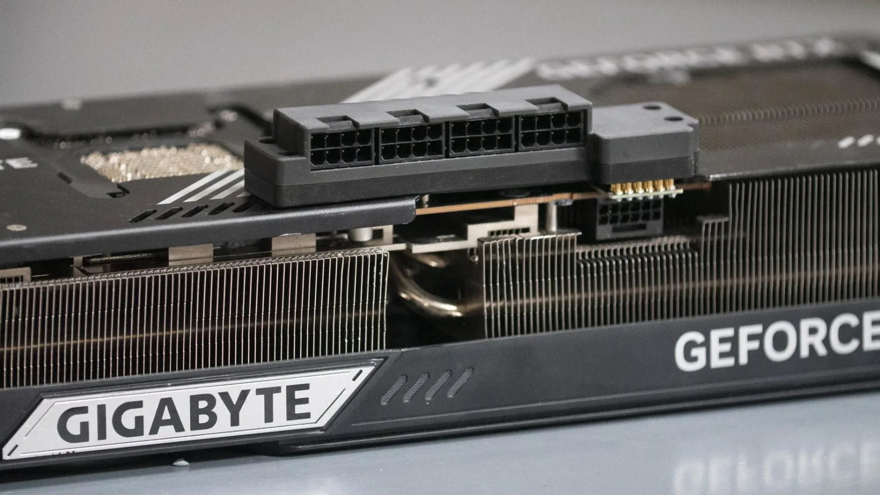 RTX 5090’ın Eriyen Güç Soketine Çözüm: 4 Adet 8 Pinli Bağlantı!
