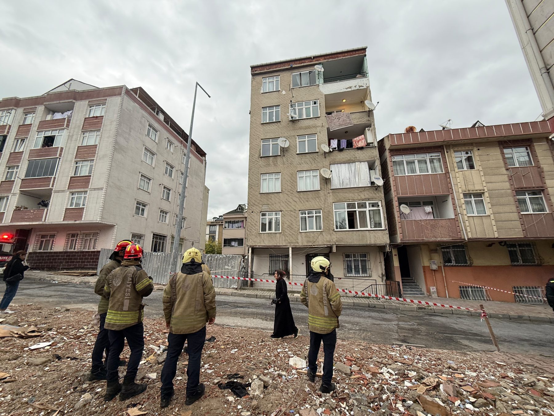 Küçükçekmece'de Çatlama Sesleri Gelen 7 Katlı Bina Tahliye Edildi