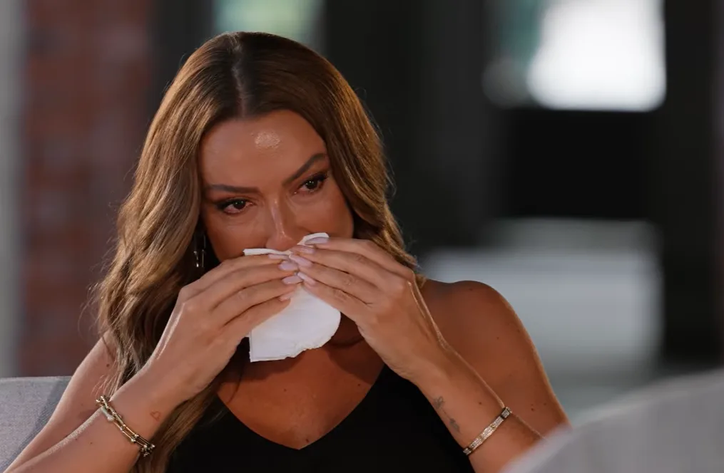 Hadise ağlaya ağlaya anlattı: Ablası yüzünden terapiye başladı