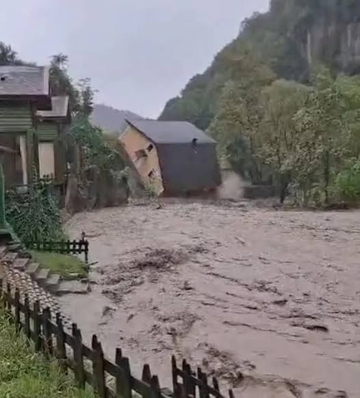 Sakarya'da sağanak; dere kenarındaki villa yıkıldı